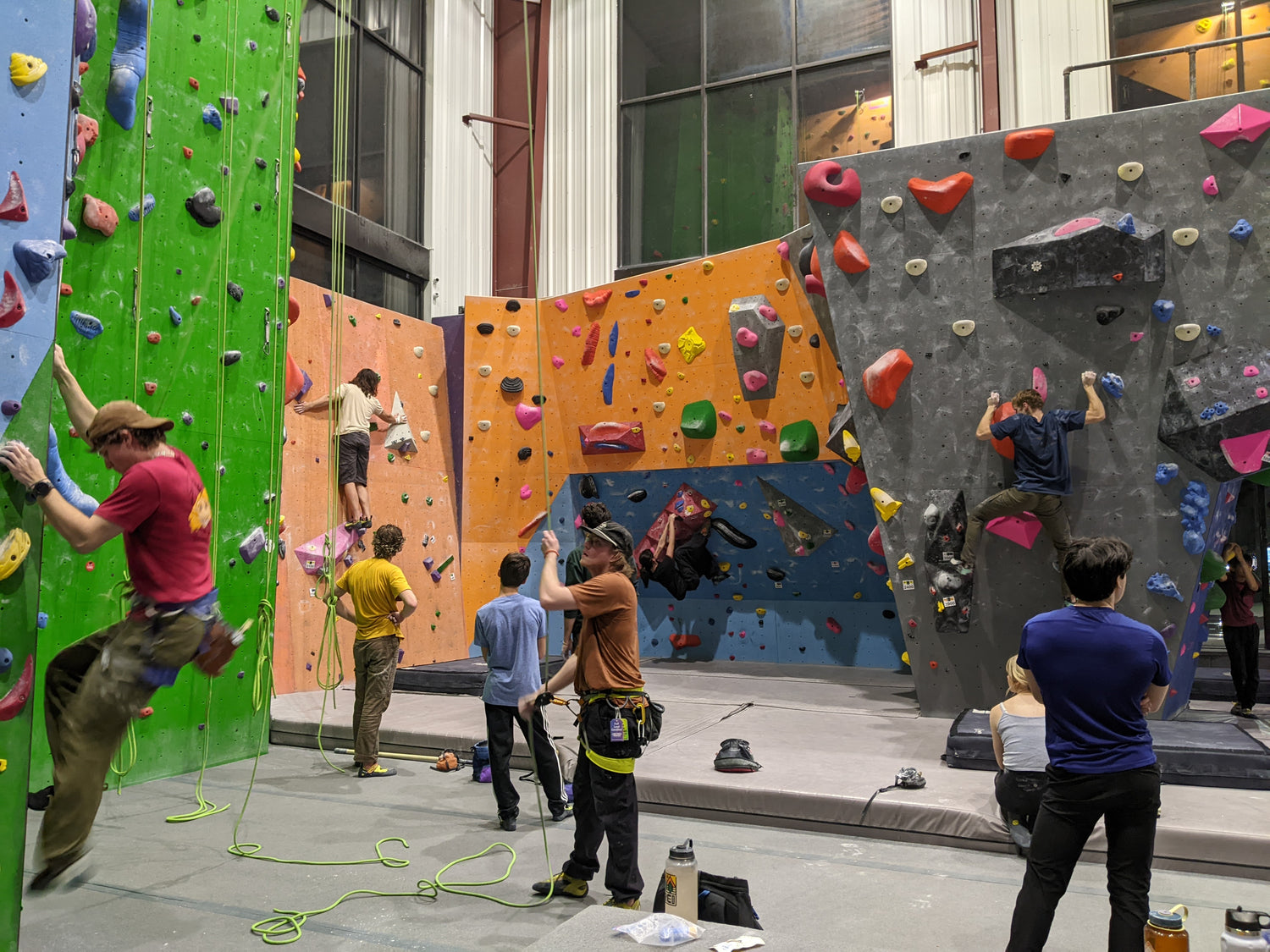 What to Expect When You First Visit an Indoor Rock Climbing Gym On The Rocks